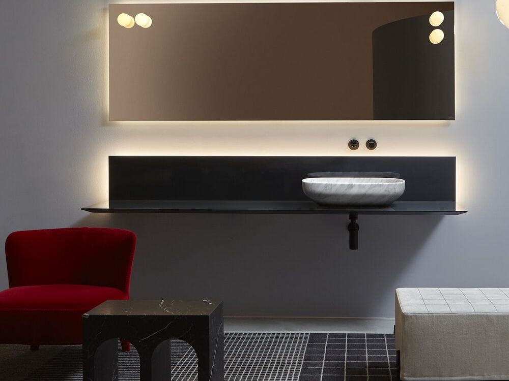 Mobile bagno e specchio Antonio Lupi in ambiente contemporaneo