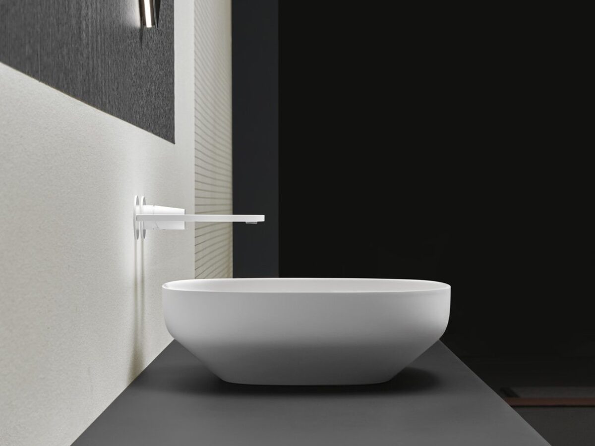 Mobile bagno Antonio Lupi con lavabo integrato in showroom a Salerno