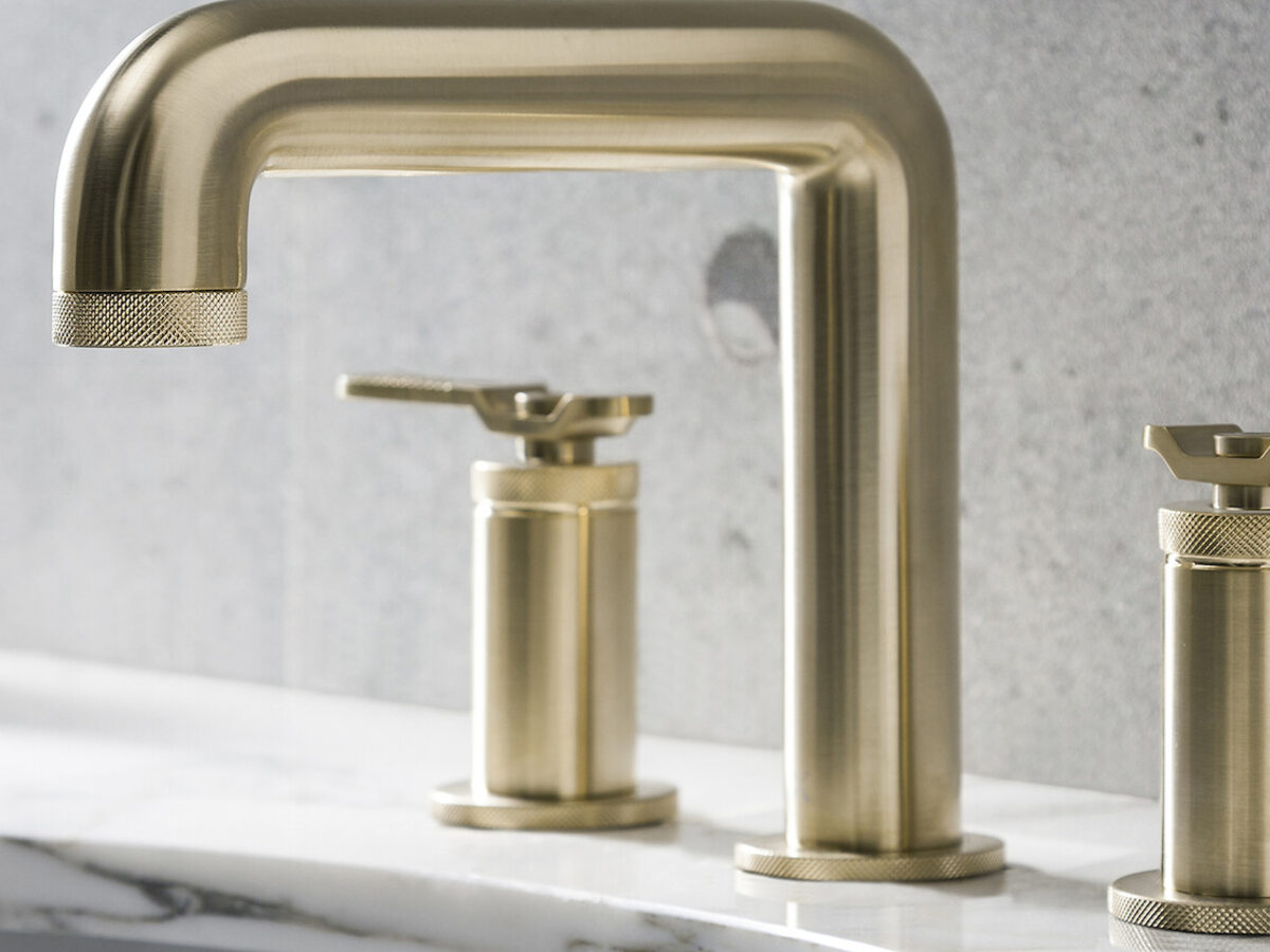 Miscelatore lavabo IB Rubinetterie in finitura metallo spazzolato su lavabo in pietra