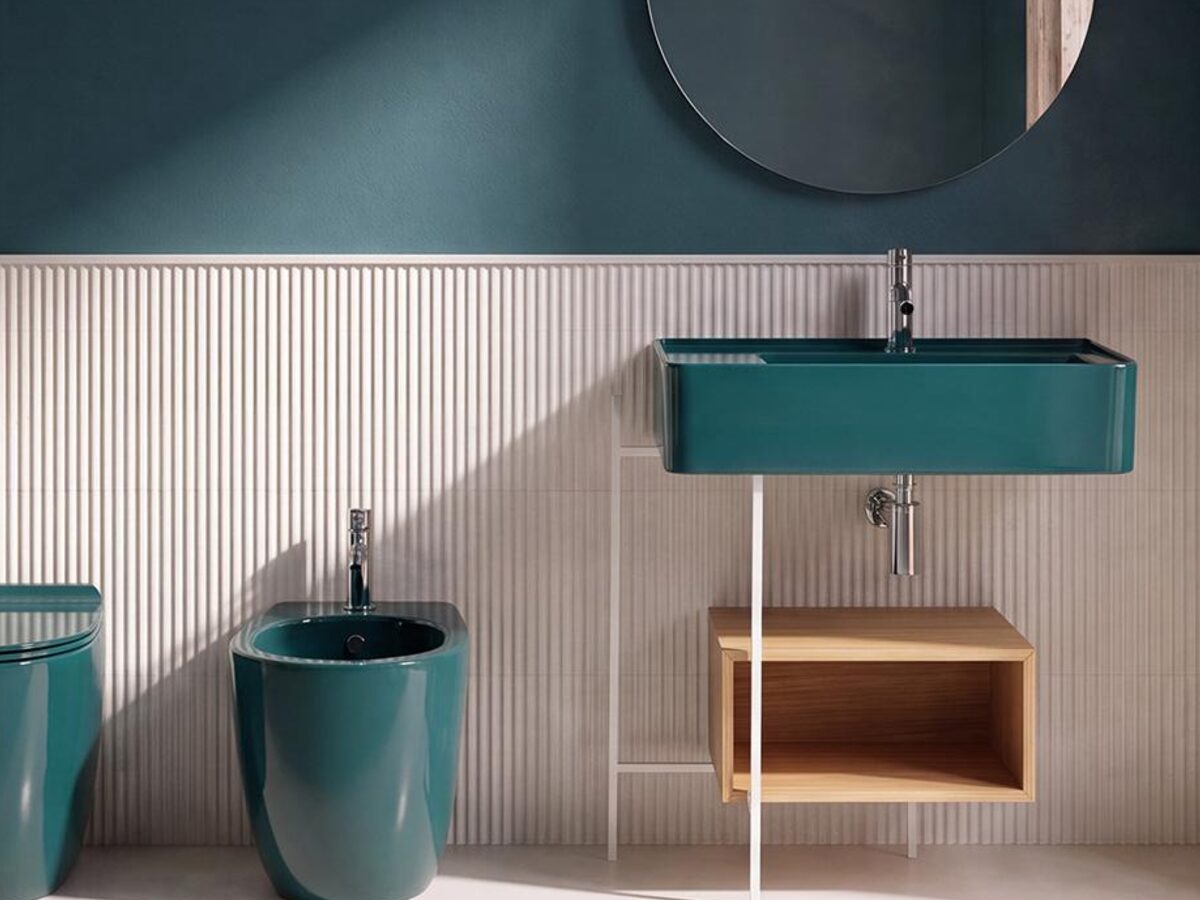 Sanitari sospesi in ceramica Simas in un bagno dai toni caldi