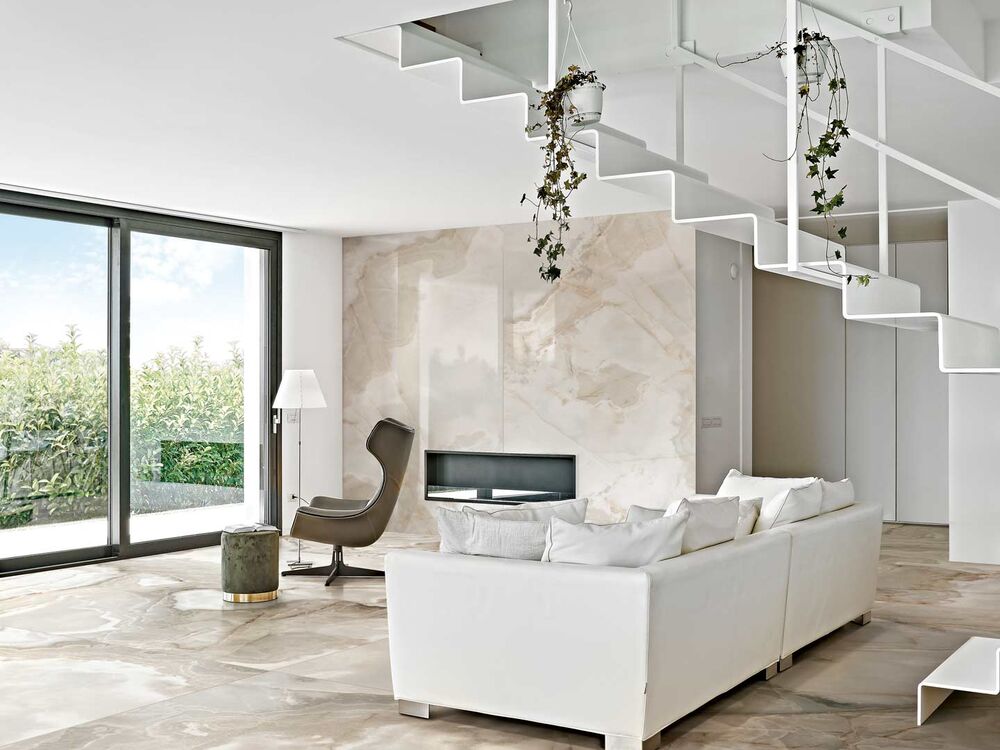 Pavimento in gres Florim effetto marmo in living di design